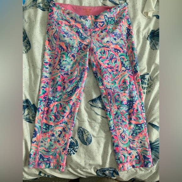 Lilly Pulitzer Pants - EUC Lilly Pulitzer Luxletic La Playa Cropped Leggings size medium